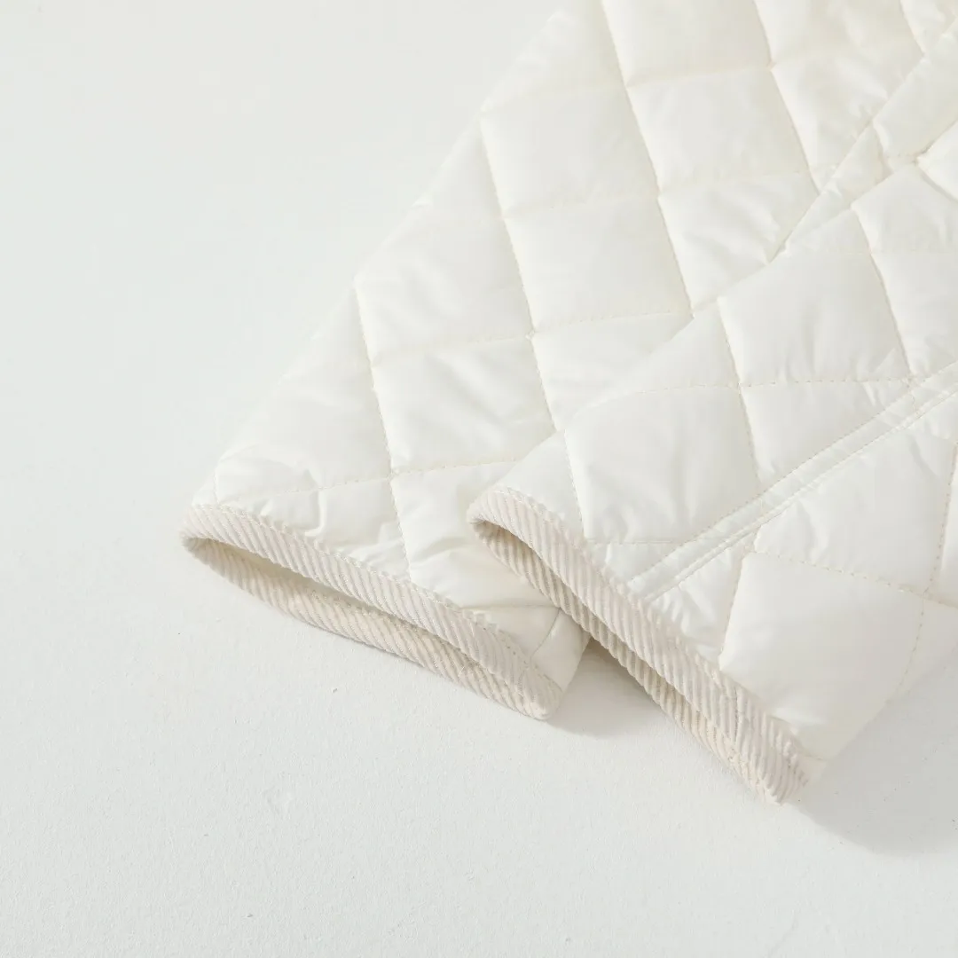 P350 #R53 Ralph Lauren Diamond Quilted Cotton Clothes Women's Tops Retro college style, classic diamond quilting, retro and warmth coexist. When delicate quilting stitches meet the three-dimensional diamond pattern, a warm cotton jacket with a college atmosphere. Exquisite details interpret autumn and winter textured outfits. 4-color versatile style, easy to control various occasions. Black classic｜Low-key high-end that never goes wrong Navy blue is calm | Quiet and intellectual temperament; Khaki is gentle | Creates a warm retro atmosphere; White is fresh | A touch of light halo in winter. Ingenuity is evident in the details, and the quality is at your fingertips. Customized metal buttons embellish the placket. Exquisite embroidery on the chest highlights the brand genes. 120g high-fill cotton is evenly filled. Commuting scene: Pair with straight trousers + loafers. Casual everyday: layered knitted skirt + short boots. College style: combination of jeans + canvas shoes. This winter, let the diamond pattern add elegance to you. Use a classic cotton coat to write your own retro fashion narrative. Color: Navy blue, black, white, khaki. Size: S M L XL. Bust: 107 111 115 119. Length: 65 66 67 68 Sleeve length: 64 64 64 64 Shoulder width: 42 43 44 45 S size: recommended within 100 catties M size: recommended within 120 catties L size: recommended within 140 catties XL size: recommended within 160 catties